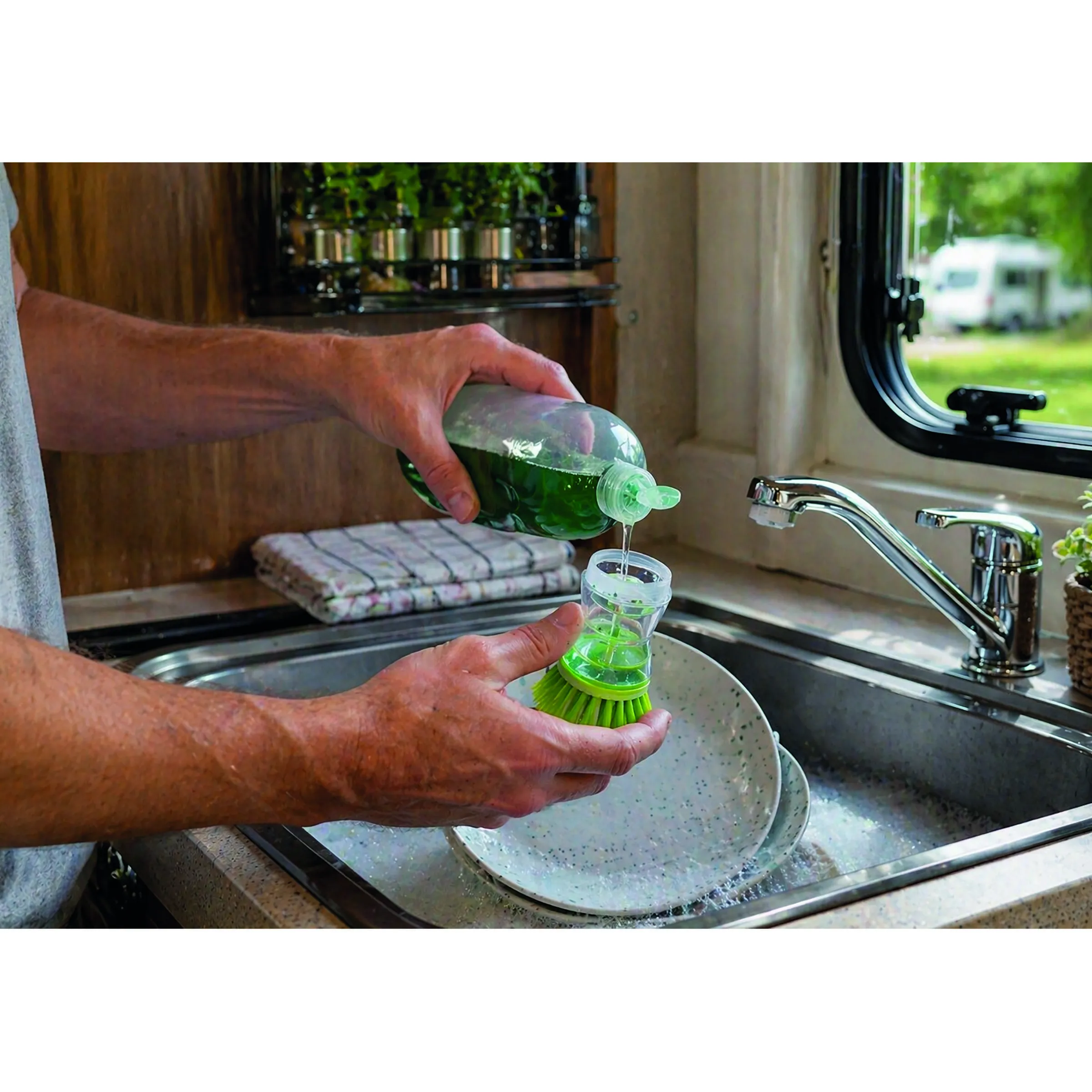 Brosse vaisselle avec réservoir