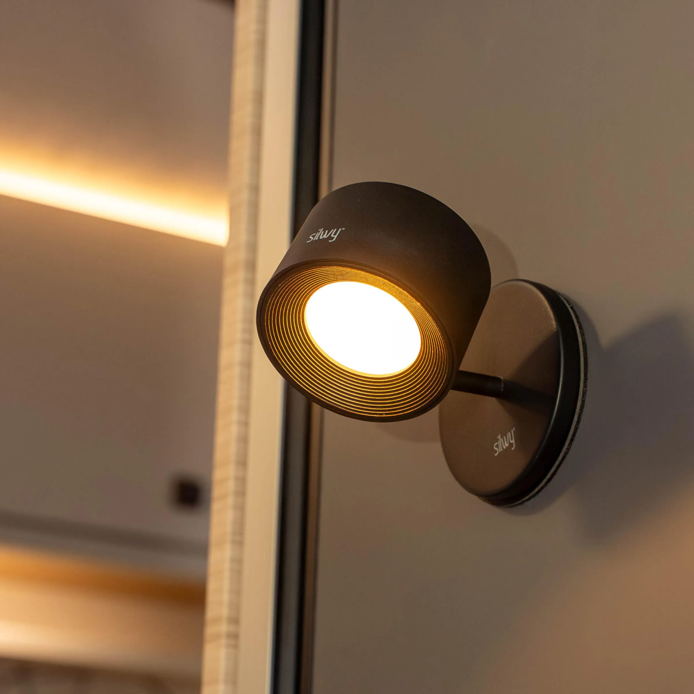 Lampe murale magnétique avec adaptateur mural noir