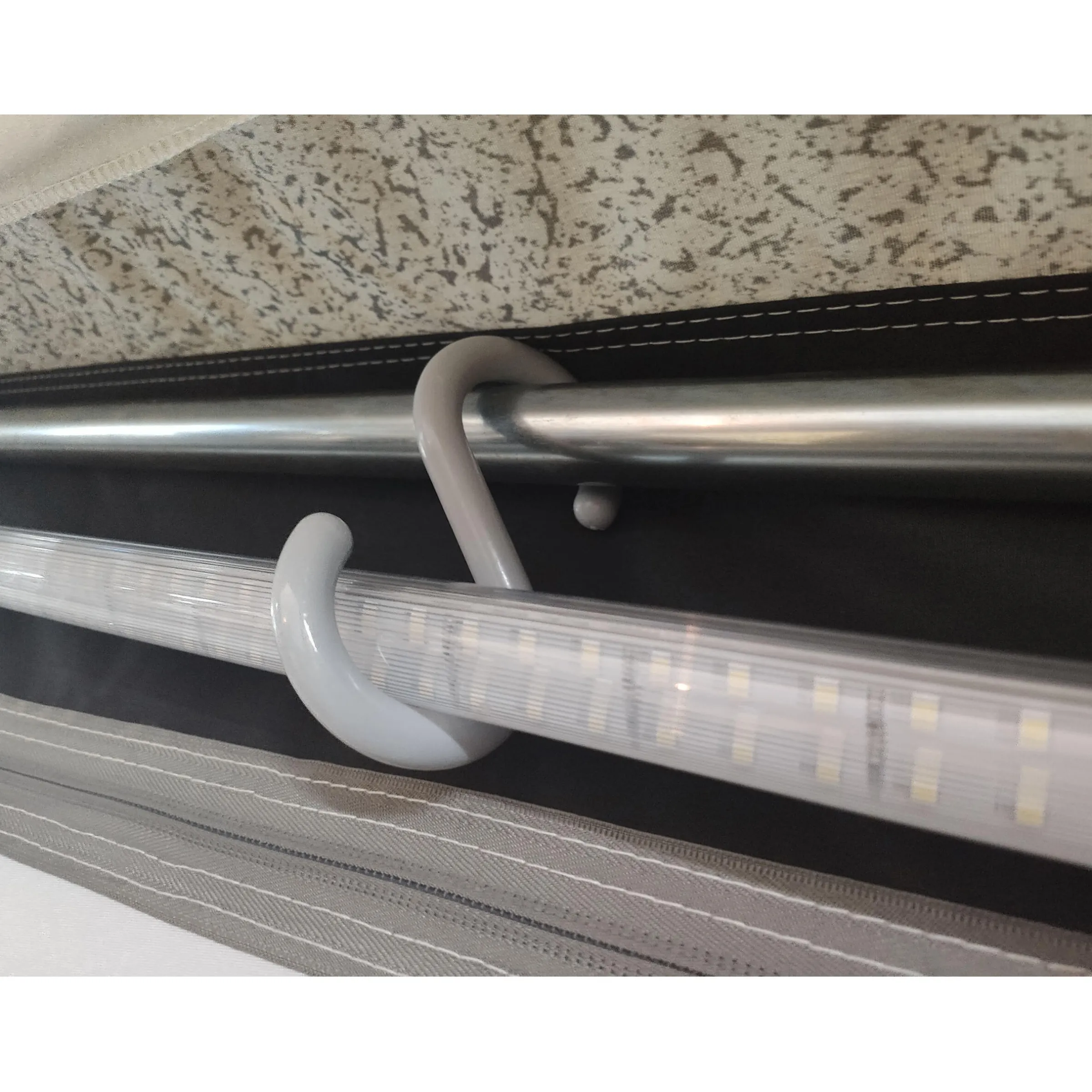 Lampe tube à suspendre