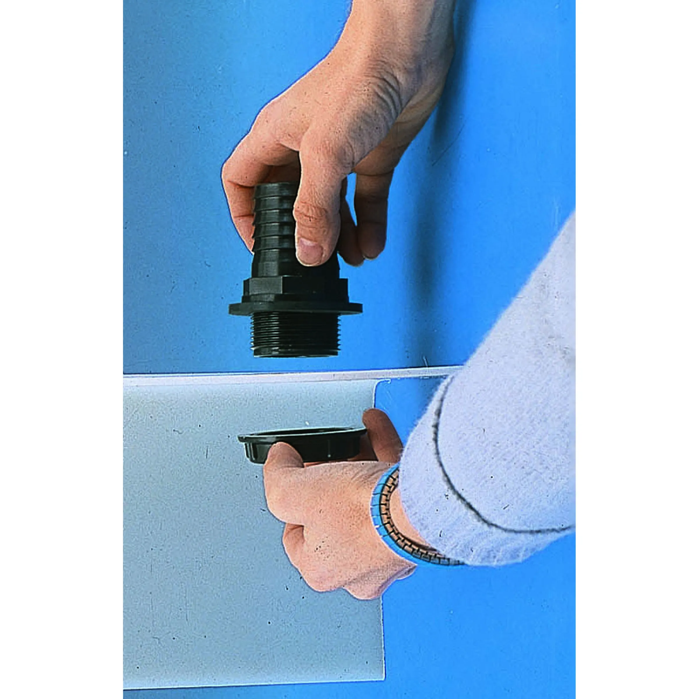 Raccord coudé de réservoir